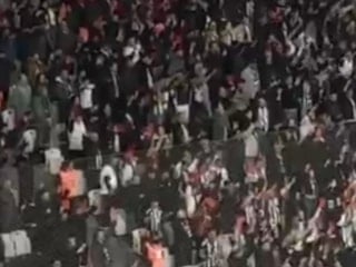 Beşiktaş taraftarından kırmızı kartlı protesto