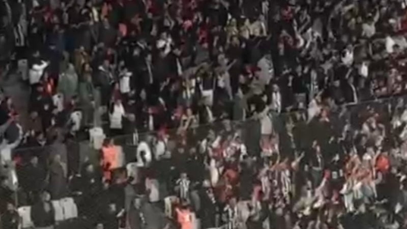 Beşiktaş taraftarından kırmızı kartlı protesto
