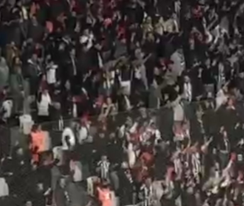 Beşiktaş taraftarından kırmızı kartlı protesto