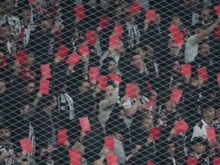 Beşiktaş taraftarından kırmızı kartlı protesto