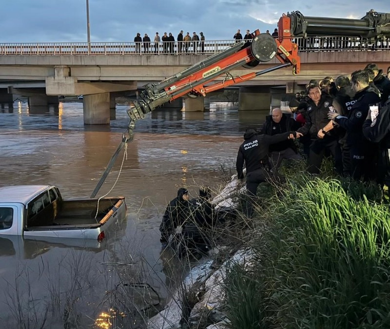 Bursa'da dereden araç geçmeye çalışan sürücü akıntıya kapılarak can verdi