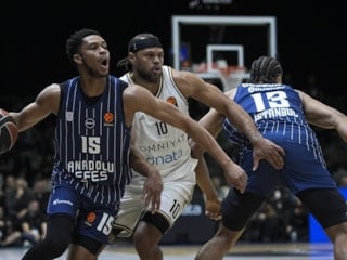 Anadolu Efes, Dubai Basketbol'u devirdi