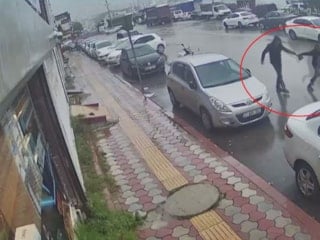 Hatay'da kuyumcu kapkaççıya parasını kaptırmamak için direndi