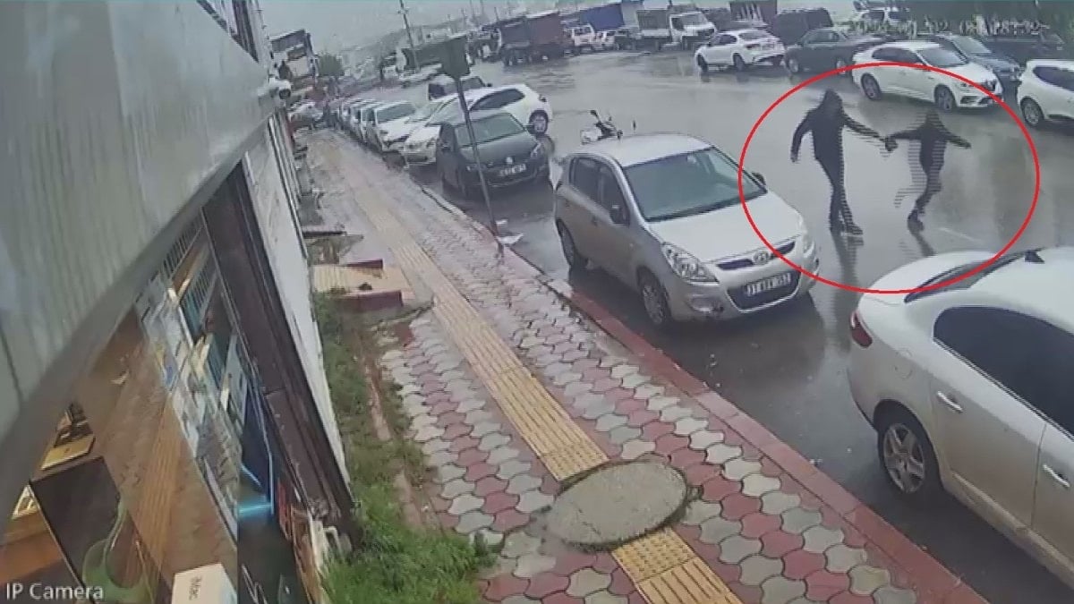 Hatay'da kuyumcu kapkaççıya parasını kaptırmamak için direndi