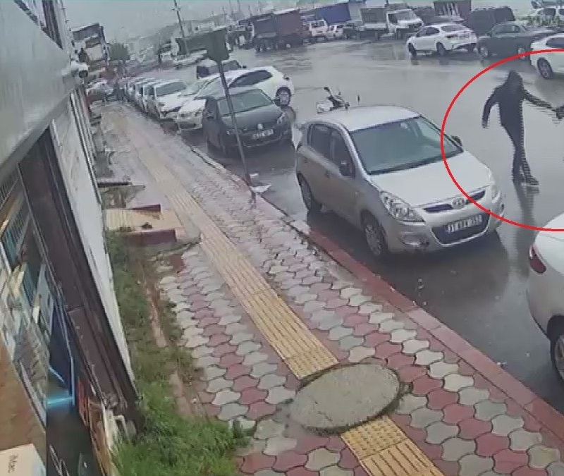 Hatay'da kuyumcu kapkaççıya parasını kaptırmamak için direndi