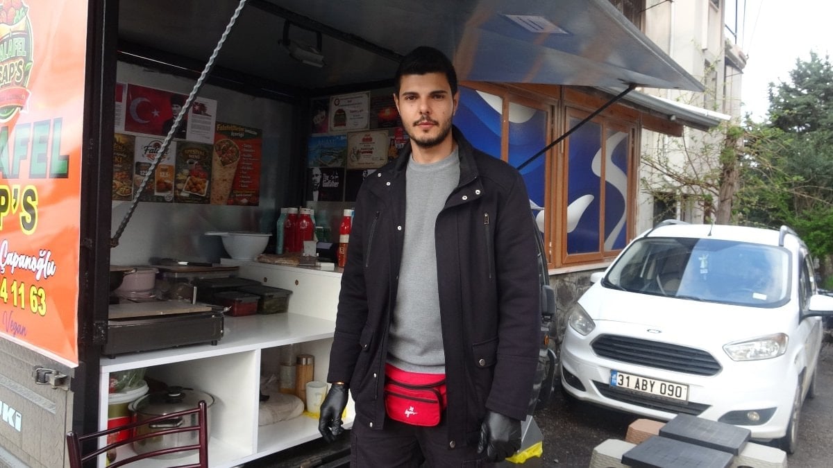 Hatay'da video izledi, sokak satıcısı oldu