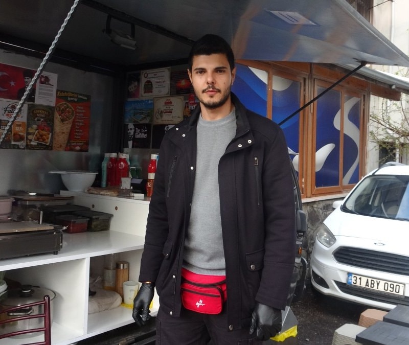 Hatay'da video izledi, sokak satıcısı oldu