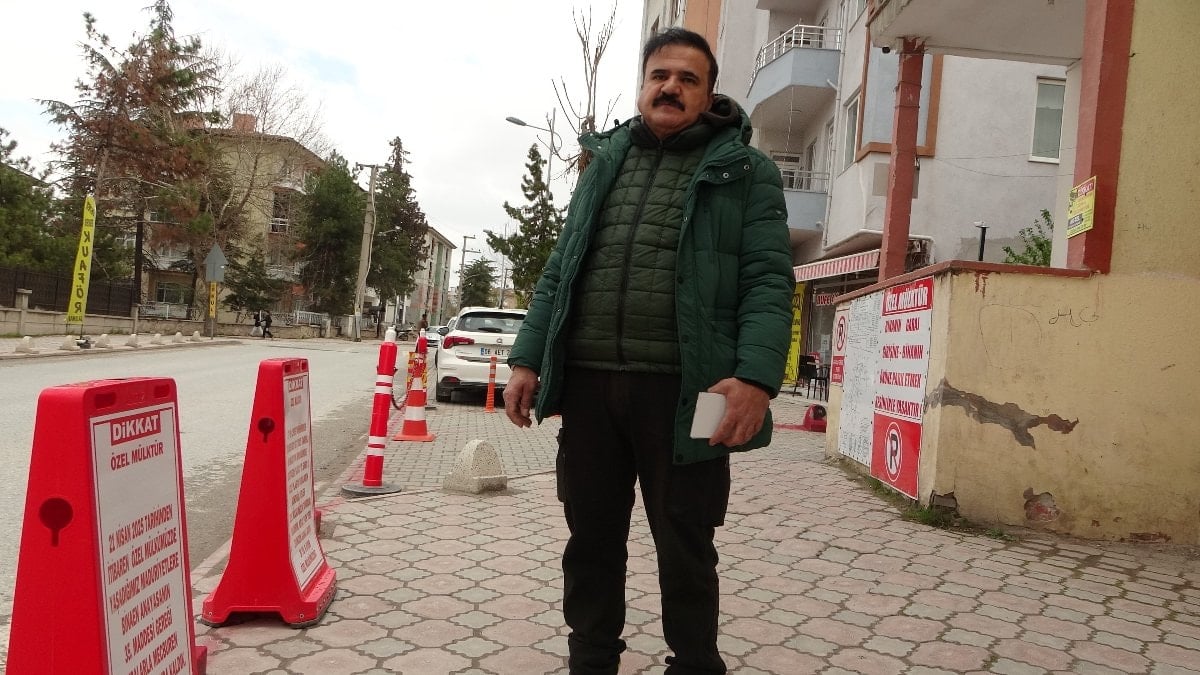 Malatya'da evinin önündeki kaldırımı kapattı