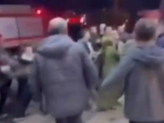 Hatay'da kaza sonrası birbirlerine girdiler: O anlar kamerada