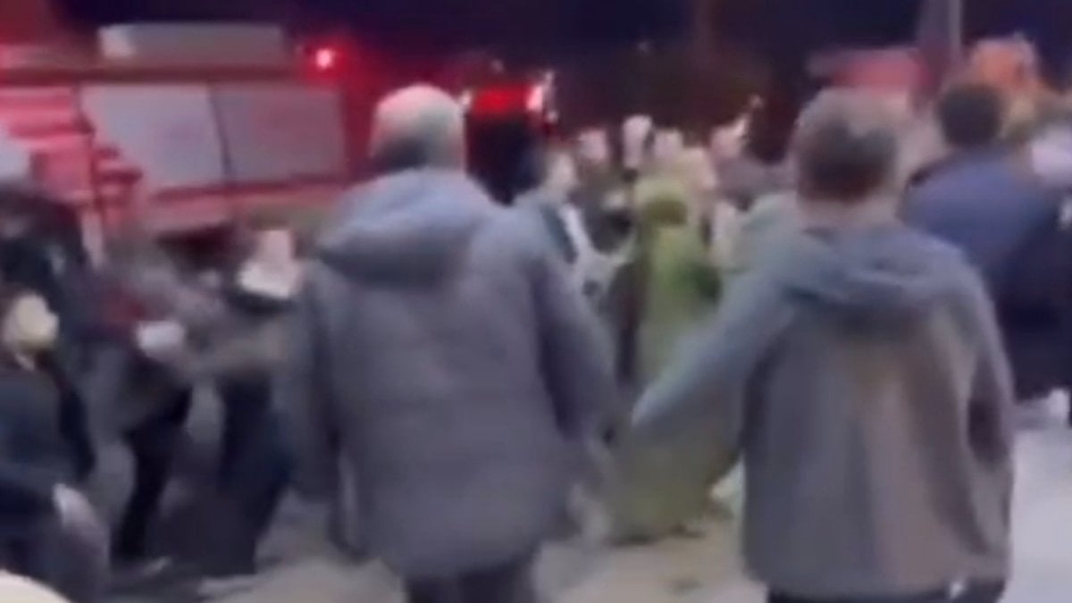 Hatay'da kaza sonrası birbirlerine girdiler: O anlar kamerada