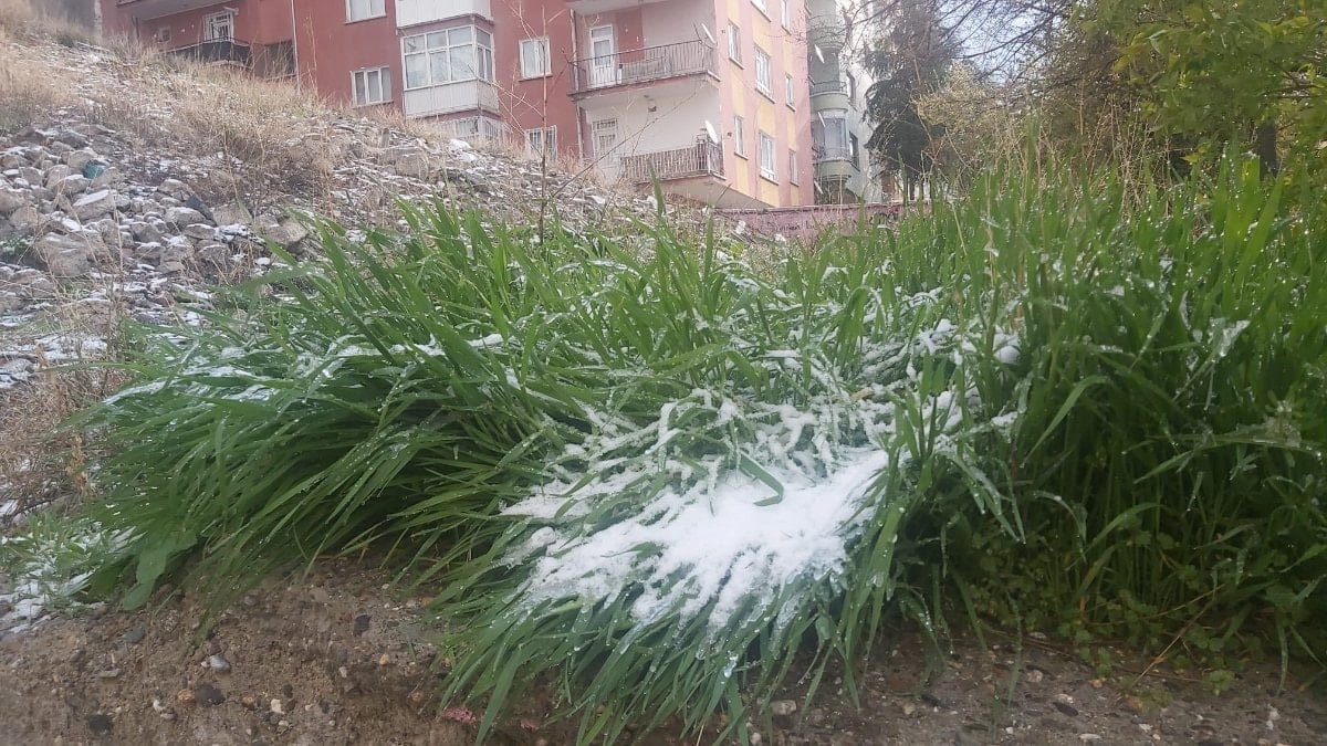 Ankaralılar yeni güne karla uyandı