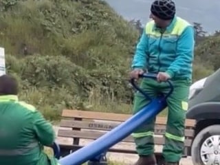 Bursa'da temizlik görevlilerinin tahterevalli eğlencesi kamerada