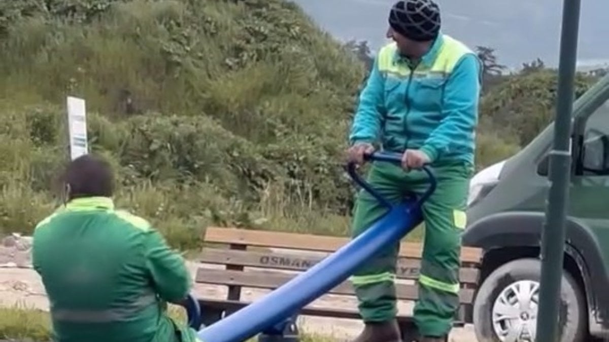 Bursa'da temizlik görevlilerinin tahterevalli eğlencesi kamerada