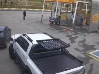 Mardin'de el freni çekilmeyen otomobilin hareket etttiği anlar kamerada