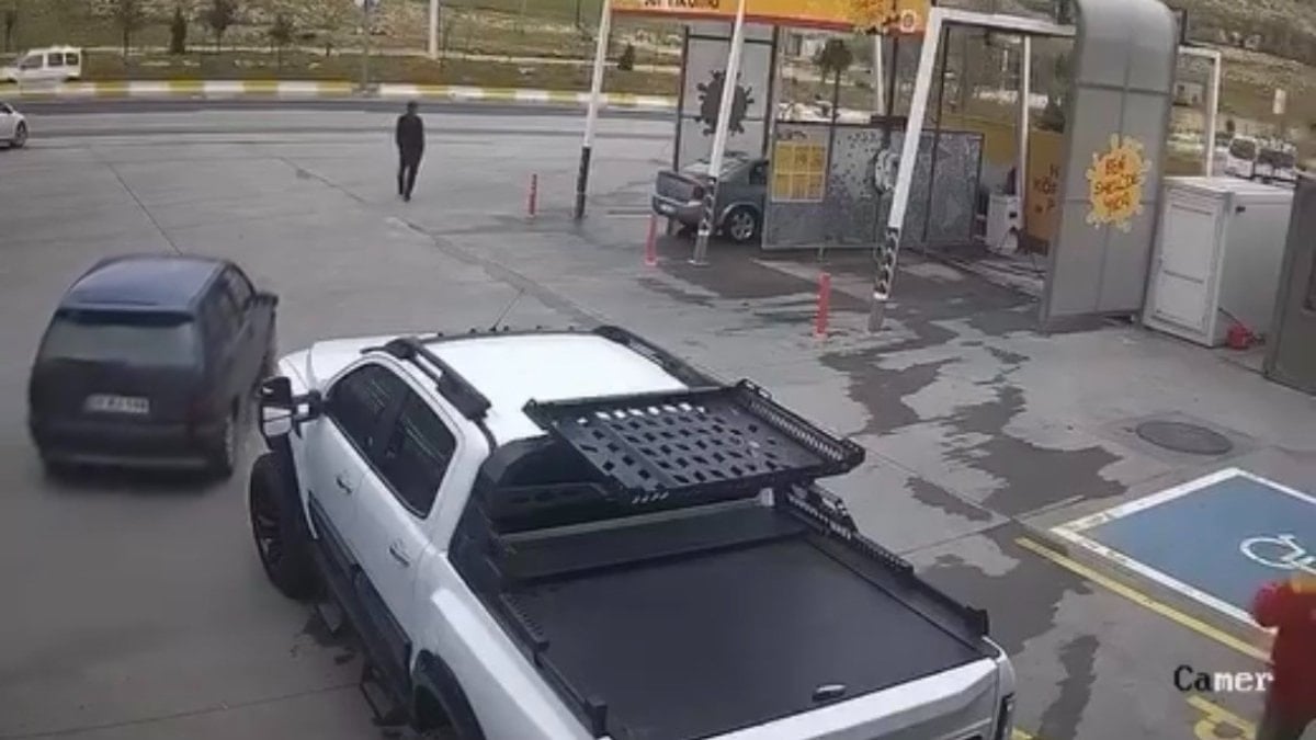 Mardin'de el freni çekilmeyen otomobilin hareket etttiği anlar kamerada