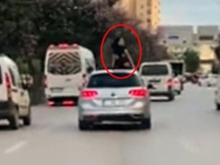 Antalya'da aracın üzerine çıkarak dans etti