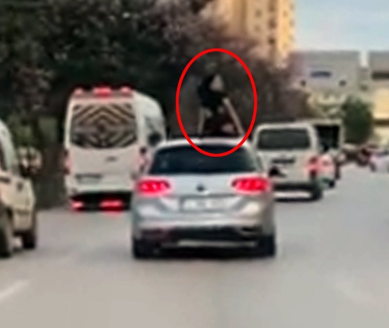 Antalya'da aracın üzerine çıkarak dans etti
