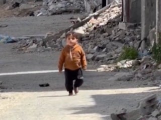 Gazze'de yıkıntıların arasında yalın ayak yürüyen çocuk görüntülendi