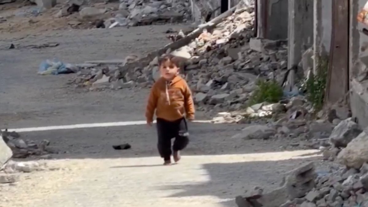 Gazze'de yıkıntıların arasında yalın ayak yürüyen çocuk görüntülendi