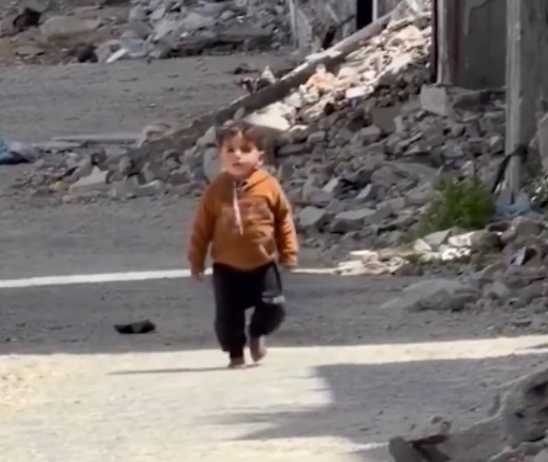 Gazze'de yıkıntıların arasında yalın ayak yürüyen çocuk görüntülendi