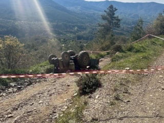 Manisa'da traktörün devrilmesi sonucu aynı aileden 3 kişi hayatını kaybetti