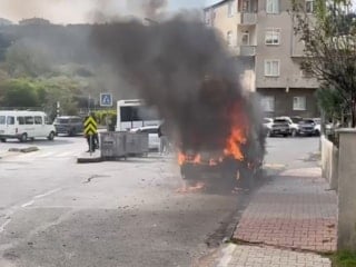 İstanbul'da hafif ticari araç alev alev yandı
