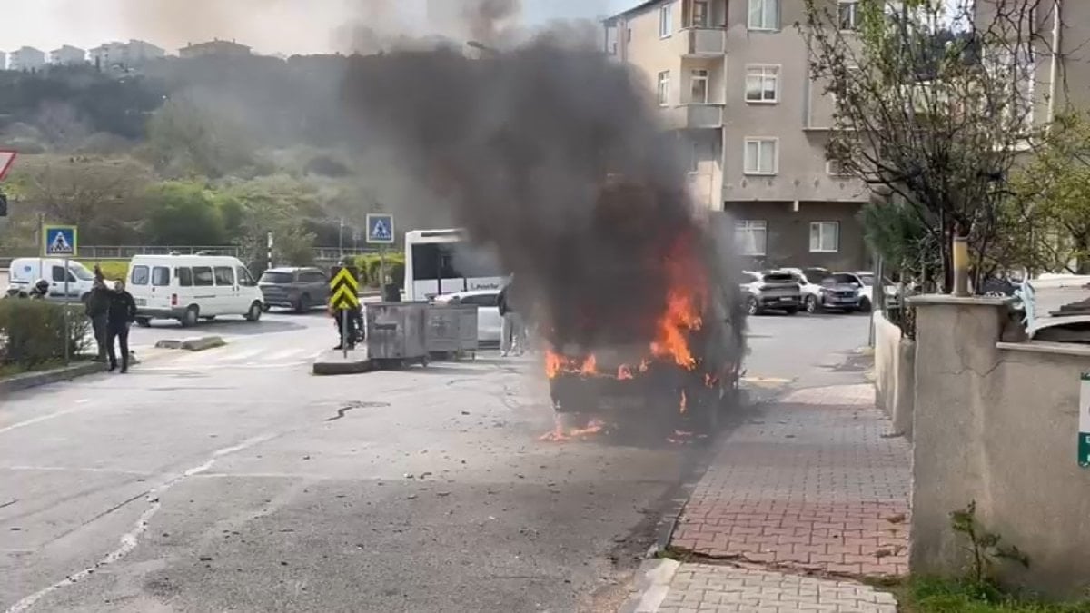 İstanbul'da hafif ticari araç alev alev yandı