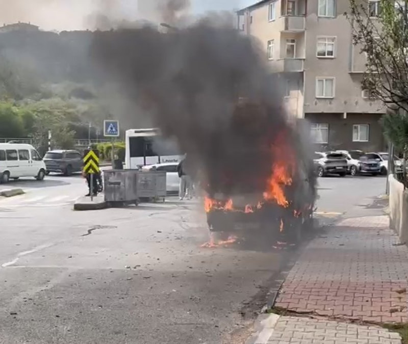 İstanbul'da hafif ticari araç alev alev yandı