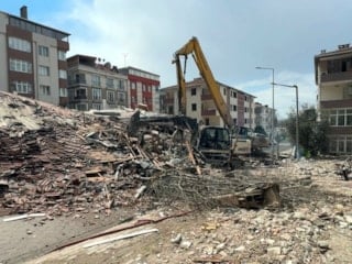 İstanbul'da bir operatör çöken binadan yara almadan kurtulmayı başardı