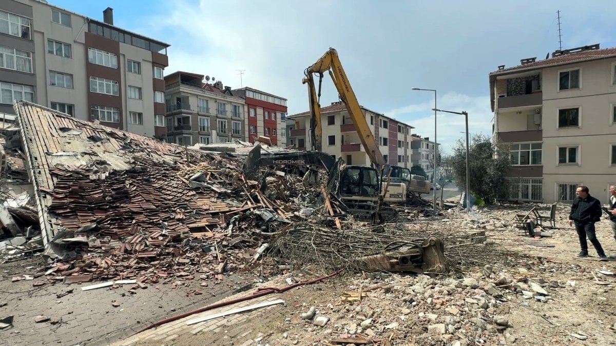 İstanbul'da bir operatör çöken binadan yara almadan kurtulmayı başardı