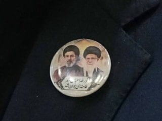 İran heyeti Pakistan'da Mücteba Hamaney ve Ali Hamaney'in rozetlerini taktı