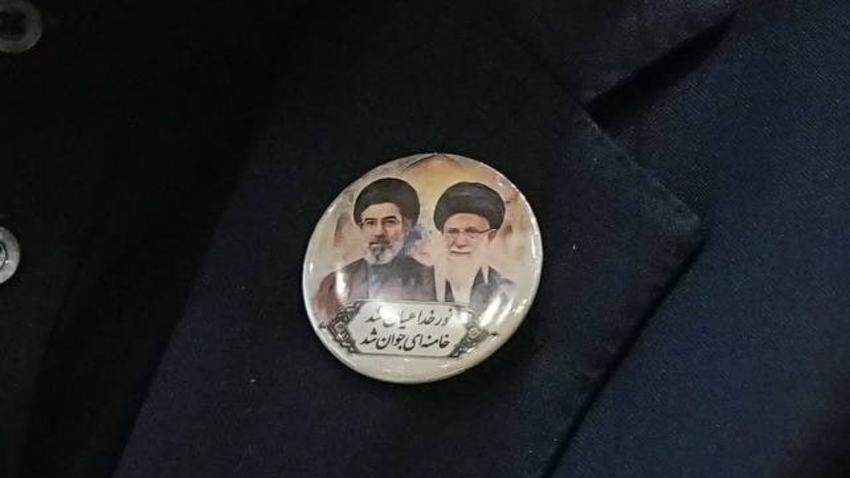 İran heyeti Pakistan'da "Hamaney temalı" rozet taktı