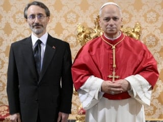 Vatikan Büyükelçisi Fahrettin Altun, güven mektubunu Papa'ya sundu