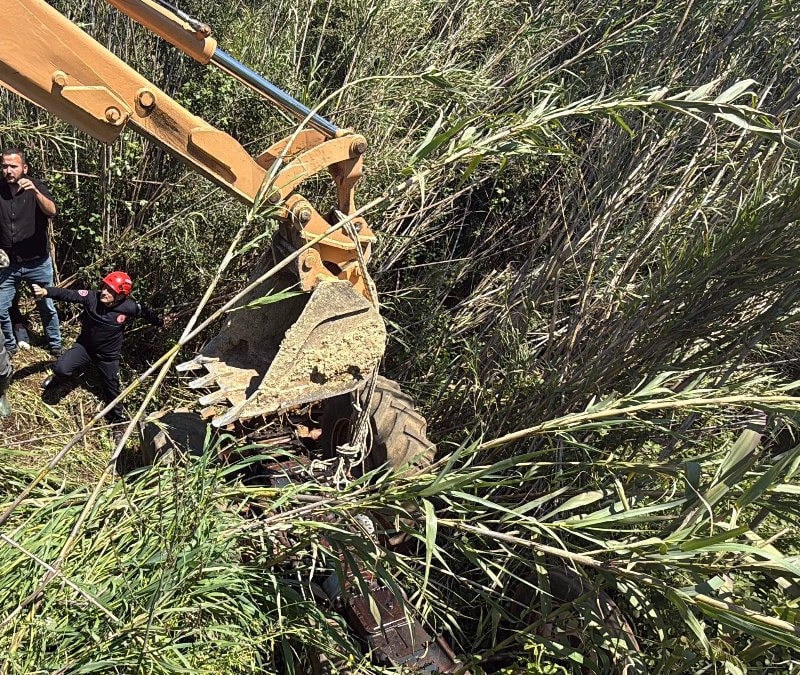 Antalya'da bahçede devrilen traktörün altında kalan emekli polis hayatını kaybetti