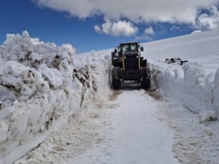 Kars'ta kardan kapanan köy yollarını açmak için çalışmalar sürüyor