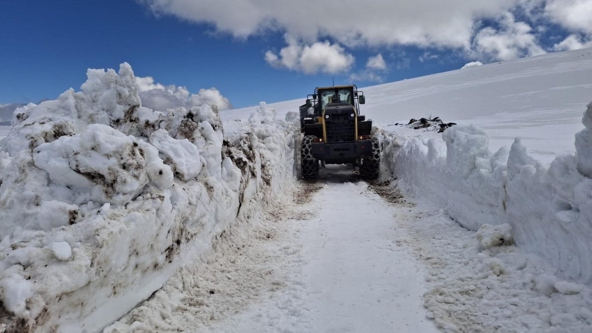 Kars'ta kardan kapanan köy yollarını açmak için çalışmalar sürüyor