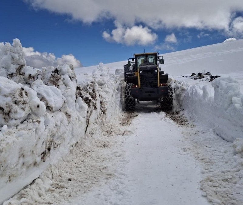 Kars'ta kardan kapanan köy yollarını açmak için çalışmalar sürüyor