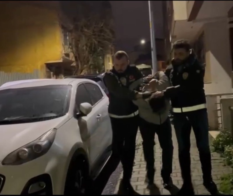 İstanbul'da yol verme tartışmasında araç kurşunladılar