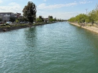 Adana'da sulama kanalına düşen çocuğu kurtarmak için zamanla yarıştılar