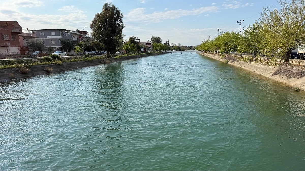 Adana'da sulama kanalına düşen çocuğu kurtarmak için zamanla yarıştılar