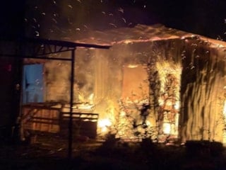 Düzce'de bir evde yangın çıktı: Alevler geceyi aydınlattı