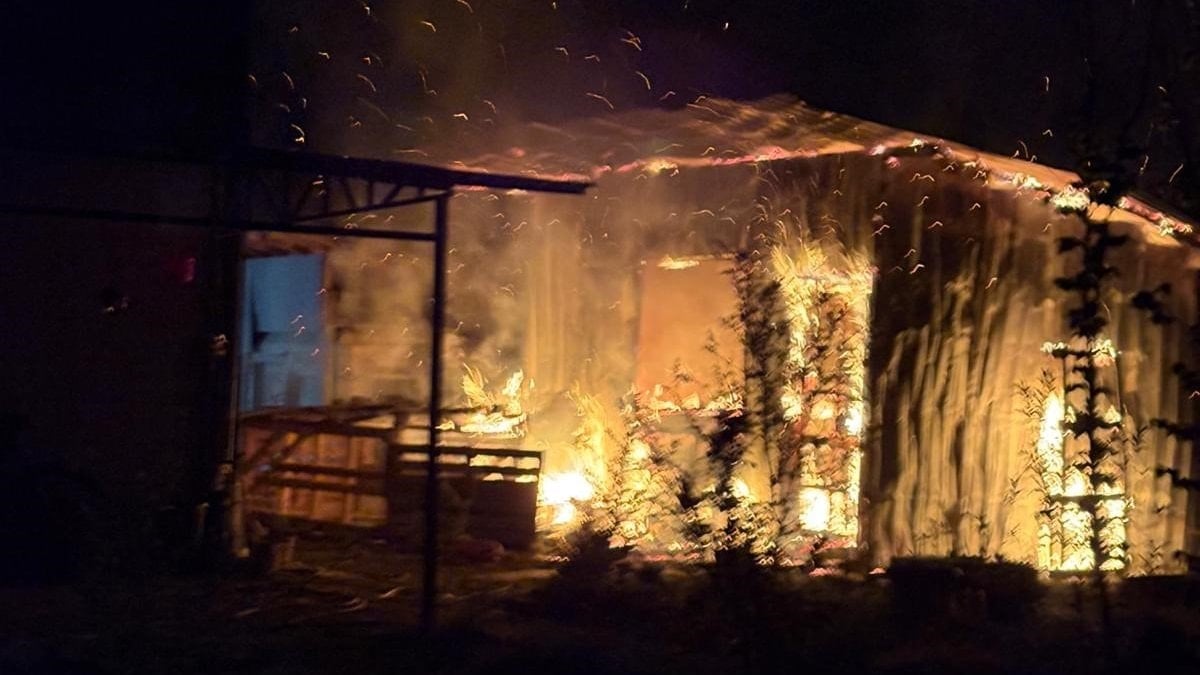 Düzce'de bir evde yangın çıktı: Alevler geceyi aydınlattı