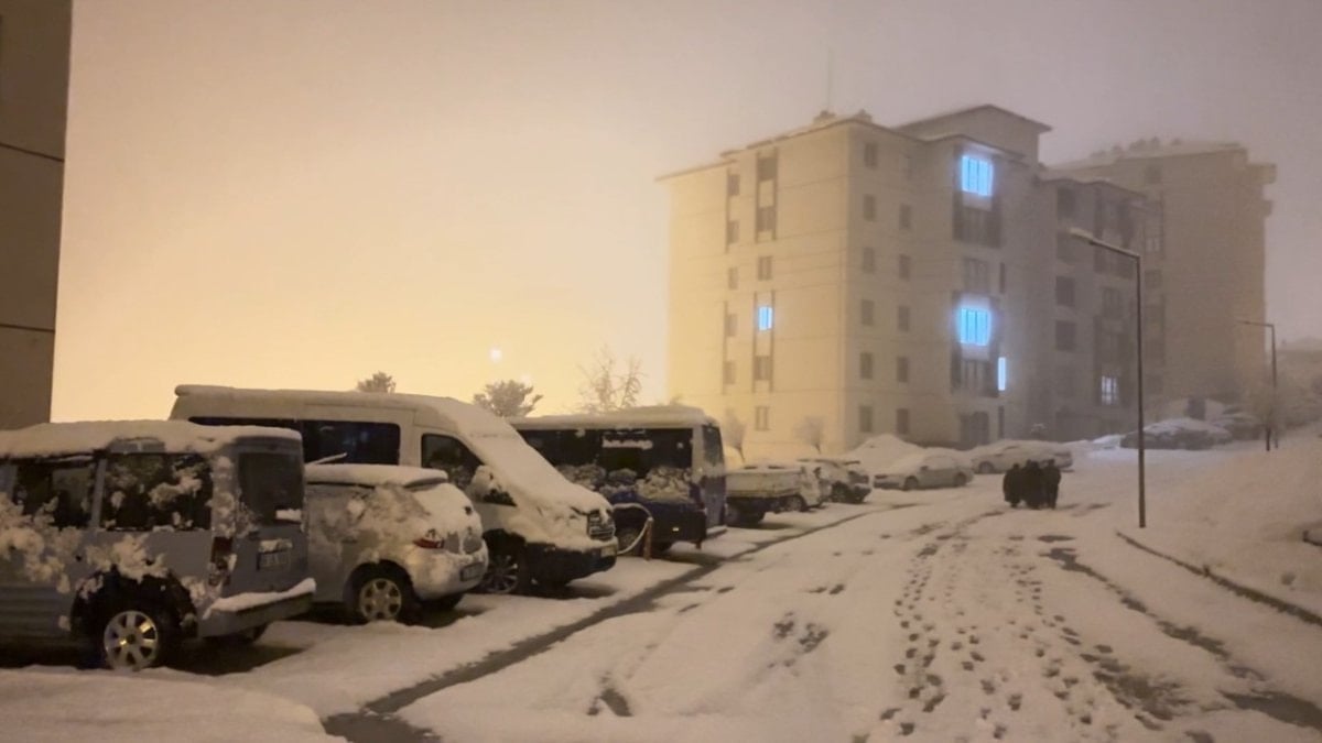 Hakkari'de nisan karı: Kartpostallık görüntüler ortaya çıktı