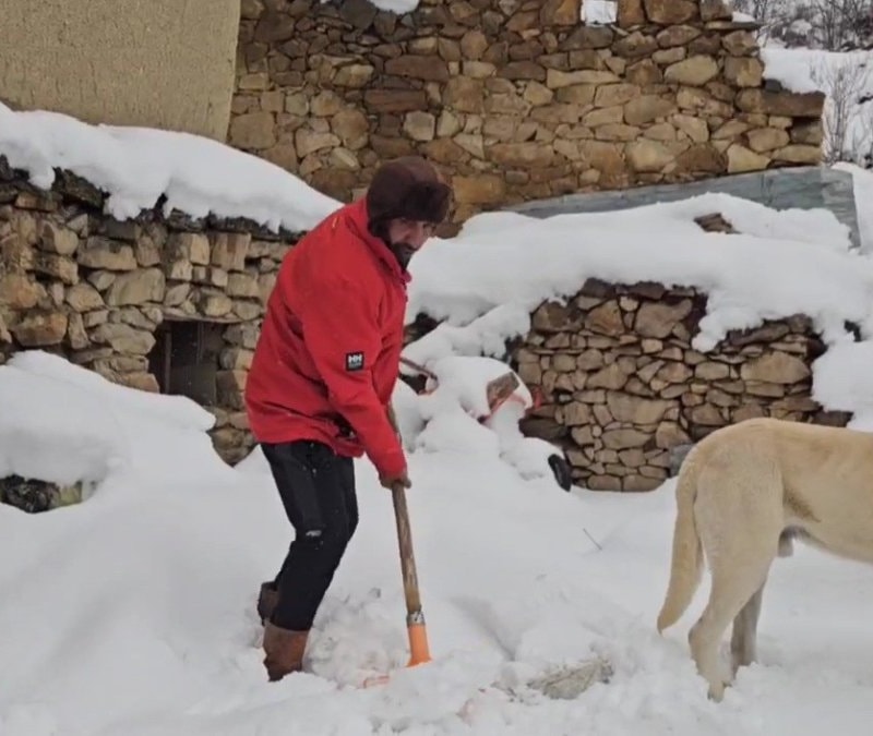 Erzincan’da hava soğudu, yüksek kesimlere kar yağdı