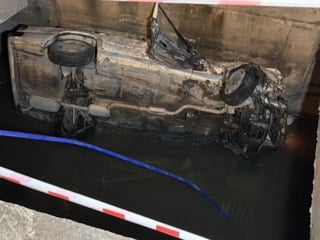 Eskişehir'de virajı alamayan otomobil sulama kanalına düştü