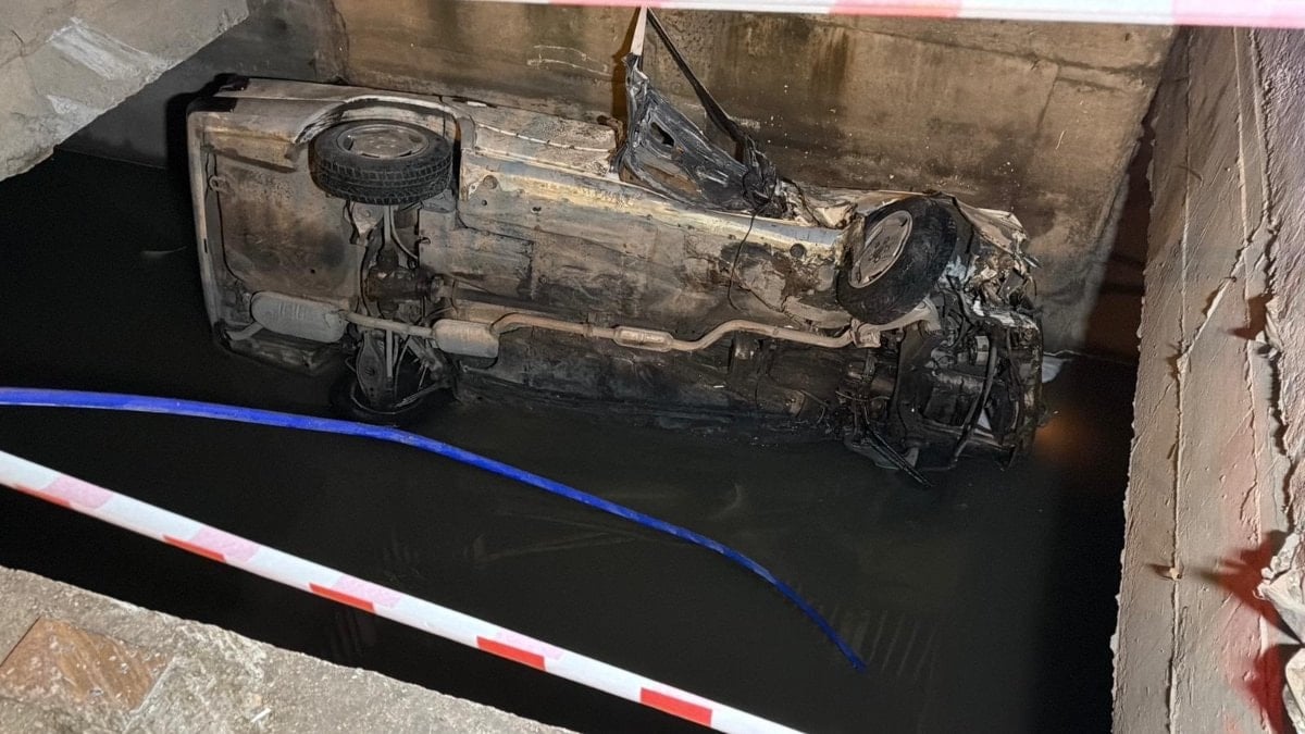 Eskişehir'de virajı alamayan otomobil sulama kanalına düştü