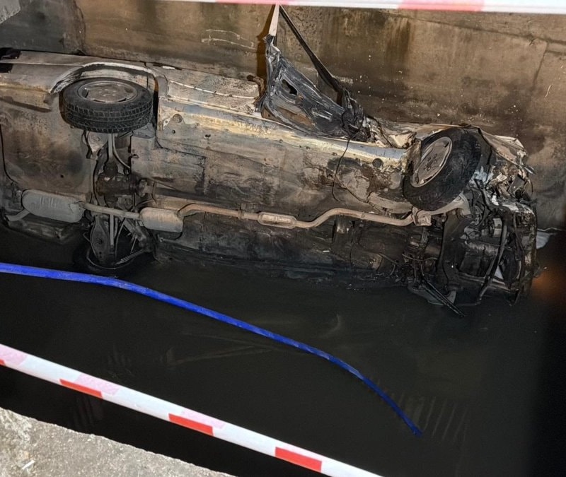 Eskişehir'de virajı alamayan otomobil sulama kanalına düştü