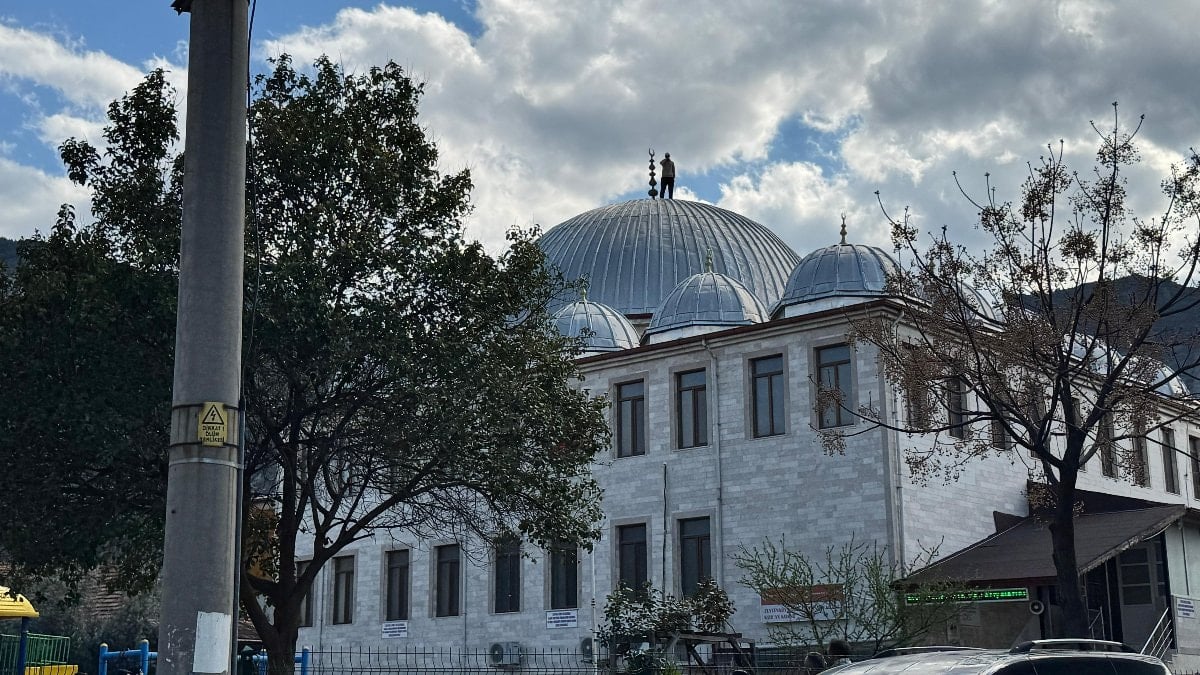 Denizli'de caminin kubbesine çıkan şahıs 2 saatlik çaba ile ikna edildi