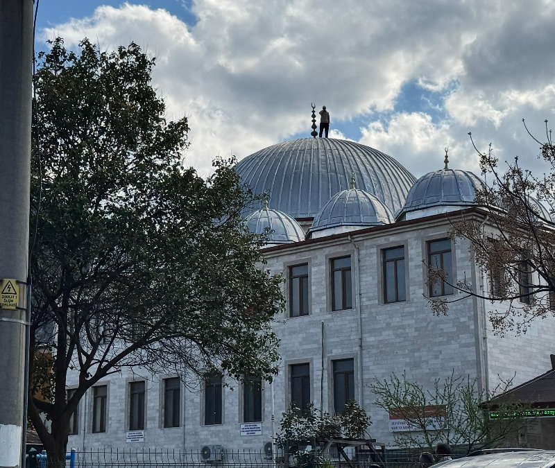 Denizli'de caminin kubbesine çıkan şahıs 2 saatlik çaba ile ikna edildi