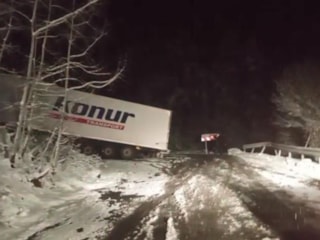 Sahara Geçidi’nde buz tuzağı: Kayan tır yolu kapattı, araçlar saatlerce bekledi